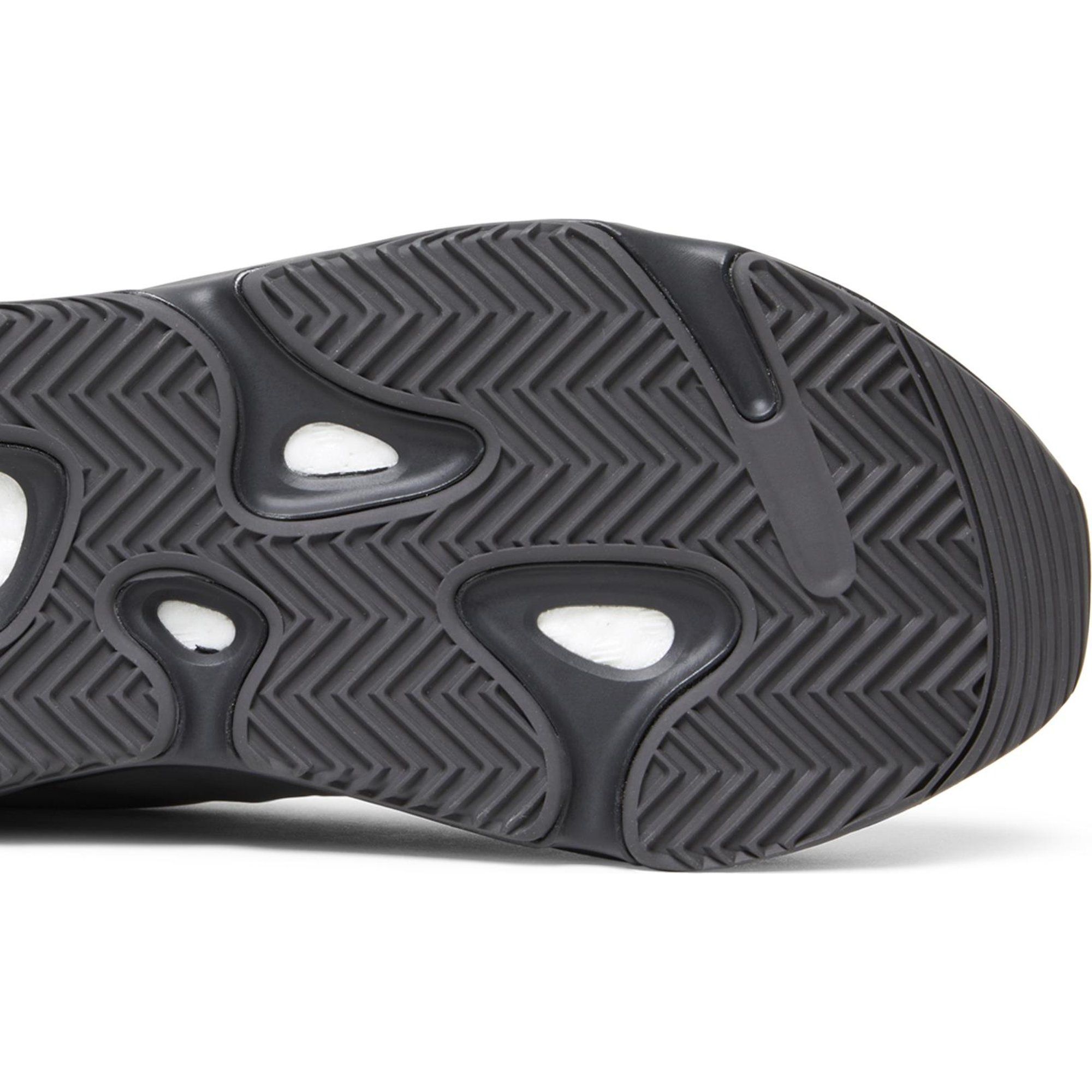 Adidas Yeezy Boost 700 MNVN Metallic — box / packaging
